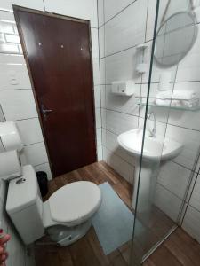 łazienka z toaletą i umywalką w obiekcie Pousada Casa da Maga - Vila Germânica w mieście Blumenau