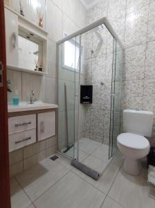Casa de Dois Quartos في بويتوفا: حمام مع دش مع مرحاض ومغسلة