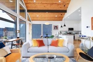 una sala de estar con un sofá y una mesa en Cozy Hill Country Cabin, en New Braunfels