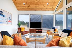 sala de estar con muebles y TV de pantalla plana. en Cozy Hill Country Cabin, en New Braunfels 41 fotos más