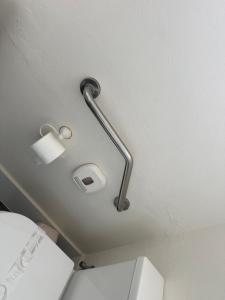 un porte-papier toilette au plafond de la salle de bains. dans l'établissement Memphis Motor Inn, à Parkes