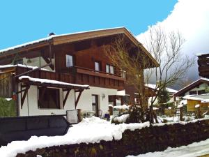 een huis met sneeuw op de grond ervoor bij Kirschbaum 3 in Ehrwald
