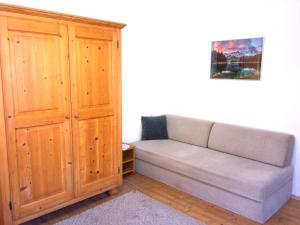 ein Wohnzimmer mit einem Sofa und einem Schrank in der Unterkunft Kirschbaum 1 in Ehrwald