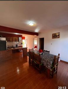 - une salle à manger et une cuisine avec une table et des chaises dans l'établissement Apart Hotel Chilecito, à Chilecito
