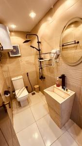 La salle de bains est pourvue d'un lavabo, de toilettes et d'un miroir. dans l'établissement Locanda pyramids view, au Caire