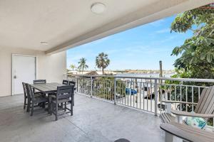 En balkon eller terrasse på Abaco - Large waterfront 2x2 end unit with boat slip