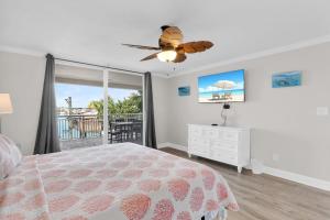 En eller flere senge i et værelse på Abaco - Large waterfront 2x2 end unit with boat slip + 26 billeder