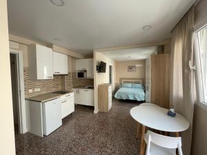 cocina con mesa y 1 cama en una habitación en Aparthotel Pelicano en Benidorm
