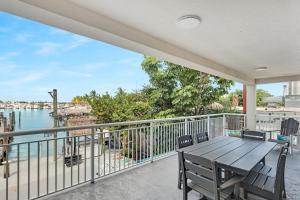 En balkon eller terrasse på Abaco - Large waterfront 2x2 end unit with boat slip