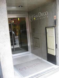 een bord dat zegt San Diego onderhoud aan de voorkant van een gebouw bij Apart San Diego Recoleta in Buenos Aires
