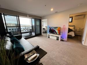 Χώρος καθιστικού στο Midnight Luxe 2BR 2Bath Apartment 507 in the heart of Braddon L5 Views Pool Sauna Gym Wifi
