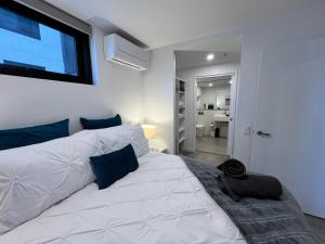 Ένα ή περισσότερα κρεβάτια σε δωμάτιο στο Midnight Luxe 2BR 2Bath Apartment 507 in the heart of Braddon L5 Views Pool Sauna Gym Wifi +48 φωτογραφίες
