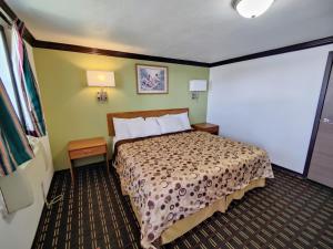 Ένα ή περισσότερα κρεβάτια σε δωμάτιο στο Desert Inn