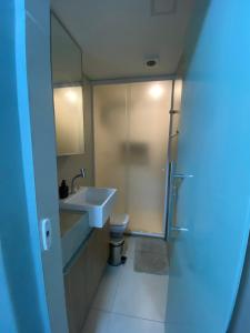 ein Bad mit einem Waschbecken, einer Dusche und einem WC in der Unterkunft Casa na Árvore in Salvador
