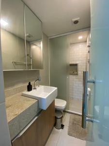 La salle de bains est pourvue d'un lavabo et de toilettes. dans l'établissement Casa na Árvore, à Salvador