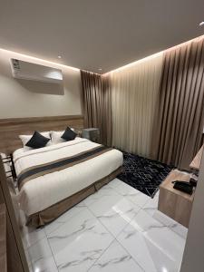 1 dormitorio con 1 cama grande en una habitación en انوار البركة للوحدات السكنية, en Medina