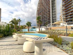 Bazén v ubytování Lujoso apartament con impresionantes vistas al mar nebo v jeho okolí