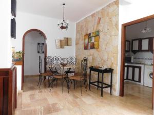 a kitchen and dining room with a table and chairs at Appartement moderne à 5 min de la plage in Cabo Negro