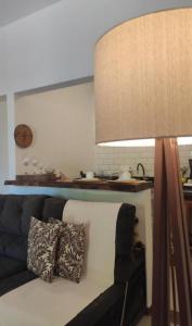 Suítes Mathias flat في كونسيرفاتوريا: غرفة معيشة مع أريكة ومصباح