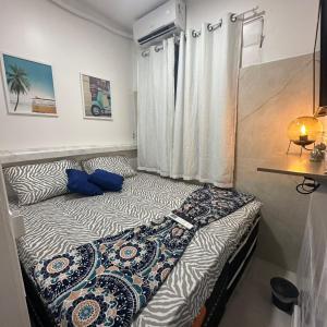 uma cama num quarto com uma janela em Residencial Napolitan em Manaus