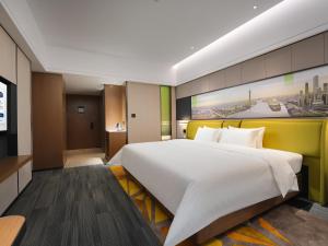 Letto o letti in una camera di Hampton by Hilton Guangzhou Wenchong