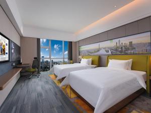 Postel nebo postele na pokoji v ubytování Hampton by Hilton Guangzhou Wenchong + 22 fotografií