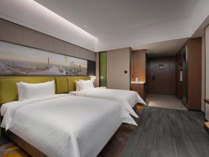 Letto o letti in una camera di Hampton by Hilton Guangzhou Wenchong