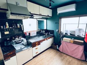 Dapur atau dapur kecil di SNOOPYと過ごす一棟貸しの宿 ーacchicocchi hideoutー