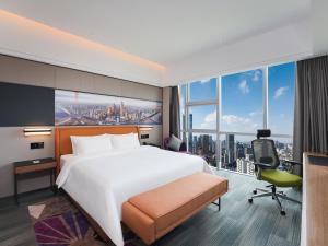 Letto o letti in una camera di Hampton by Hilton Guangzhou Wenchong