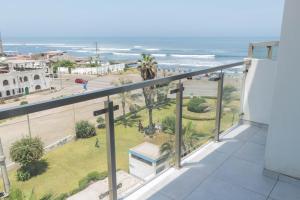 a balcony with a view of the beach at Amplio Duplex Huanchaco - Vista al Mar y Ascensor in Trujillo