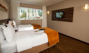 Cama ou camas em um quarto em BH Raja Hotel
