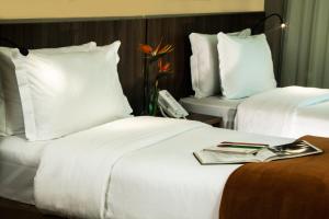 Cama ou camas em um quarto em BH Raja Hotel