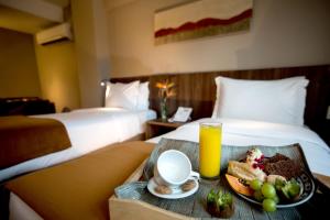 Cama ou camas em um quarto em BH Raja Hotel