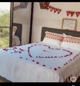 Postel nebo postele na pokoji v ubytování FINCA HOTEL Los AZAHARES