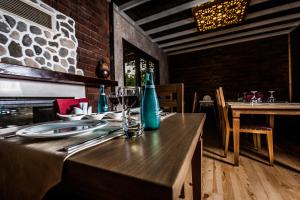 una mesa de madera con platos y copas de vino. en My Green Boutique Hotel en Masukiye