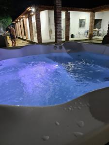 イタマラカーにあるCasa com piscina em Itamaracáの- 夜のホットタブ(青い水付)