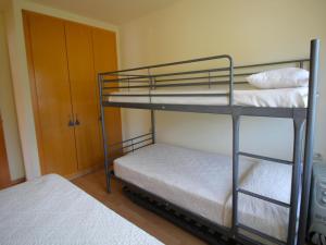 een kamer met 2 stapelbedden en een deur bij Apartamento Llançà, 2 dormitorios, 5 personas - ES-228-61 in Llança