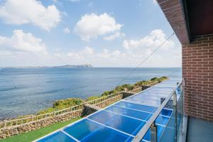 balcone con vista sull'oceano di Haeilri Pool&SPA Hotel a Seogwipo
