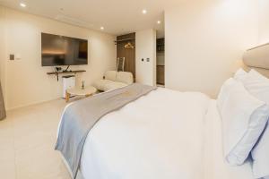 Un pat sau paturi într-o cameră la Haeilri Pool&SPA Hotel