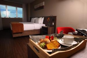 Cama ou camas em um quarto em BH Raja Hotel