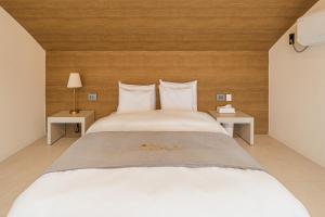 Postel nebo postele na pokoji v ubytování Haeilri Pool&SPA Hotel