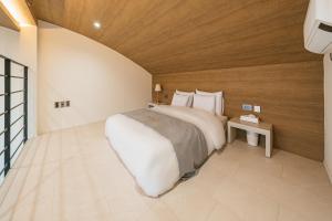 Postel nebo postele na pokoji v ubytování Haeilri Pool&SPA Hotel