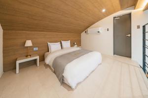 Postel nebo postele na pokoji v ubytování Haeilri Pool&SPA Hotel