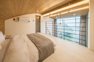 Postel nebo postele na pokoji v ubytování Haeilri Pool&SPA Hotel