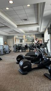 - une salle de sport avec tapis de course et vélos d'exercice dans l'établissement Home SWEET HOME, à Davenport