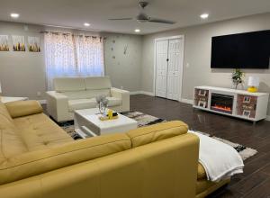 salon z kanapą i telewizorem z płaskim ekranem w obiekcie Stylish Fountain Hills gem with game room w mieście Fountain Hills