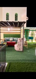 - un salon avec un canapé et une chaise dans l'établissement فيلا الوريك Villa Al Warik, à Umm Lajj