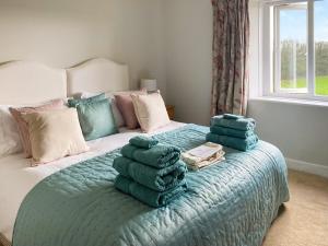Кровать или кровати в номере Holway Cottage
