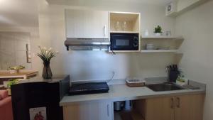 Η κουζίνα ή μικρή κουζίνα στο Homey 2 Bedroom Condo Unit At Seawind Near Davao International Airport