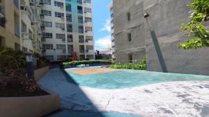 Πισίνα στο ή κοντά στο Homey 2 Bedroom Condo Unit At Seawind Near Davao International Airport